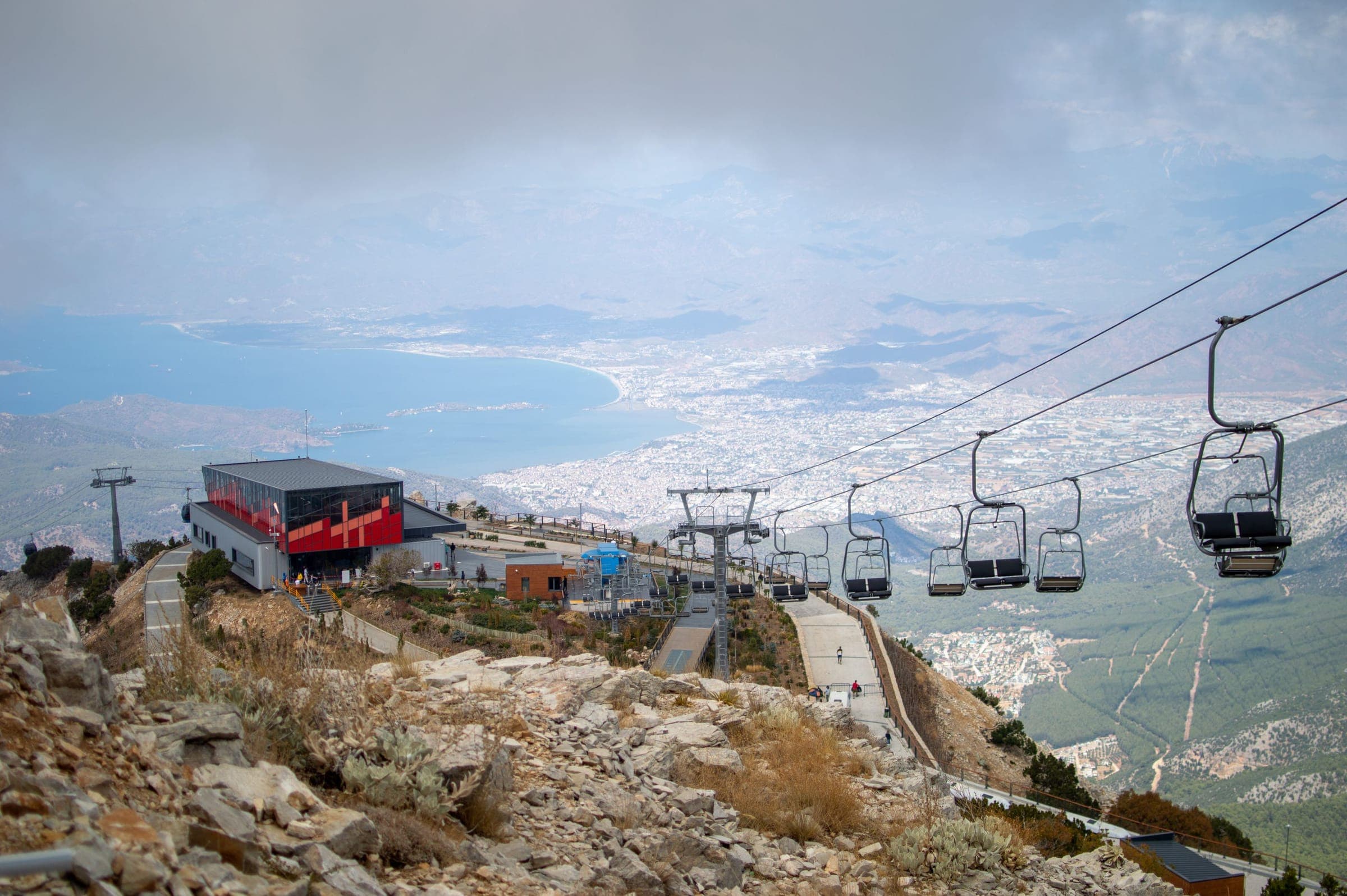 Babadağ zirvesindeki teleferik istasyonu ve aşağıda Fethiye