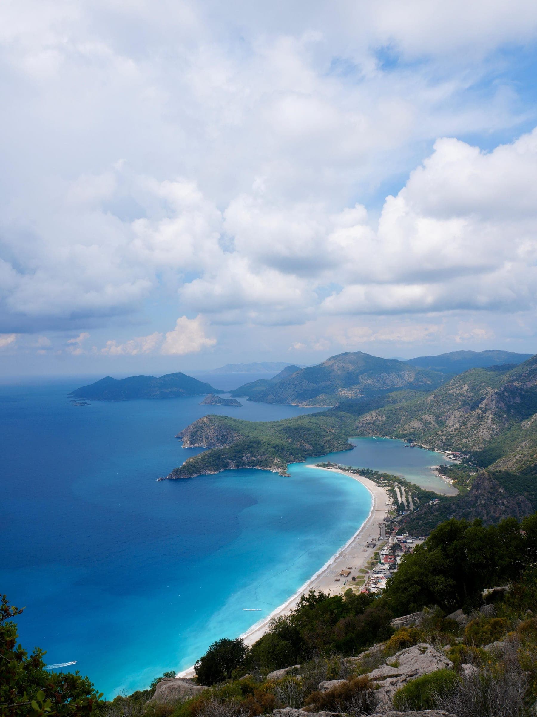 Yüksekten Ölüdeniz koyu, lagün ve açıktaki adalar
